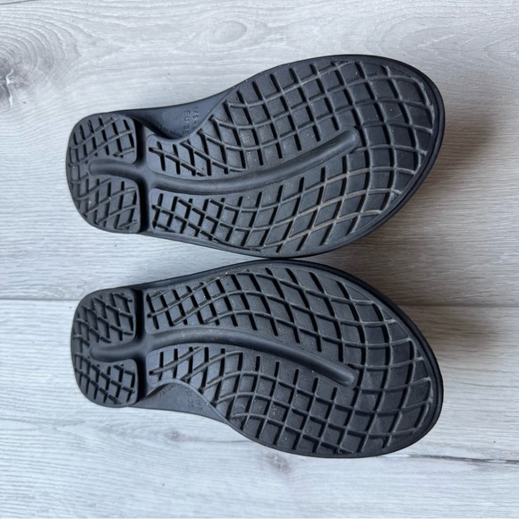 Oofos slide size womens 7 lightly used. - Picture 4 of 6